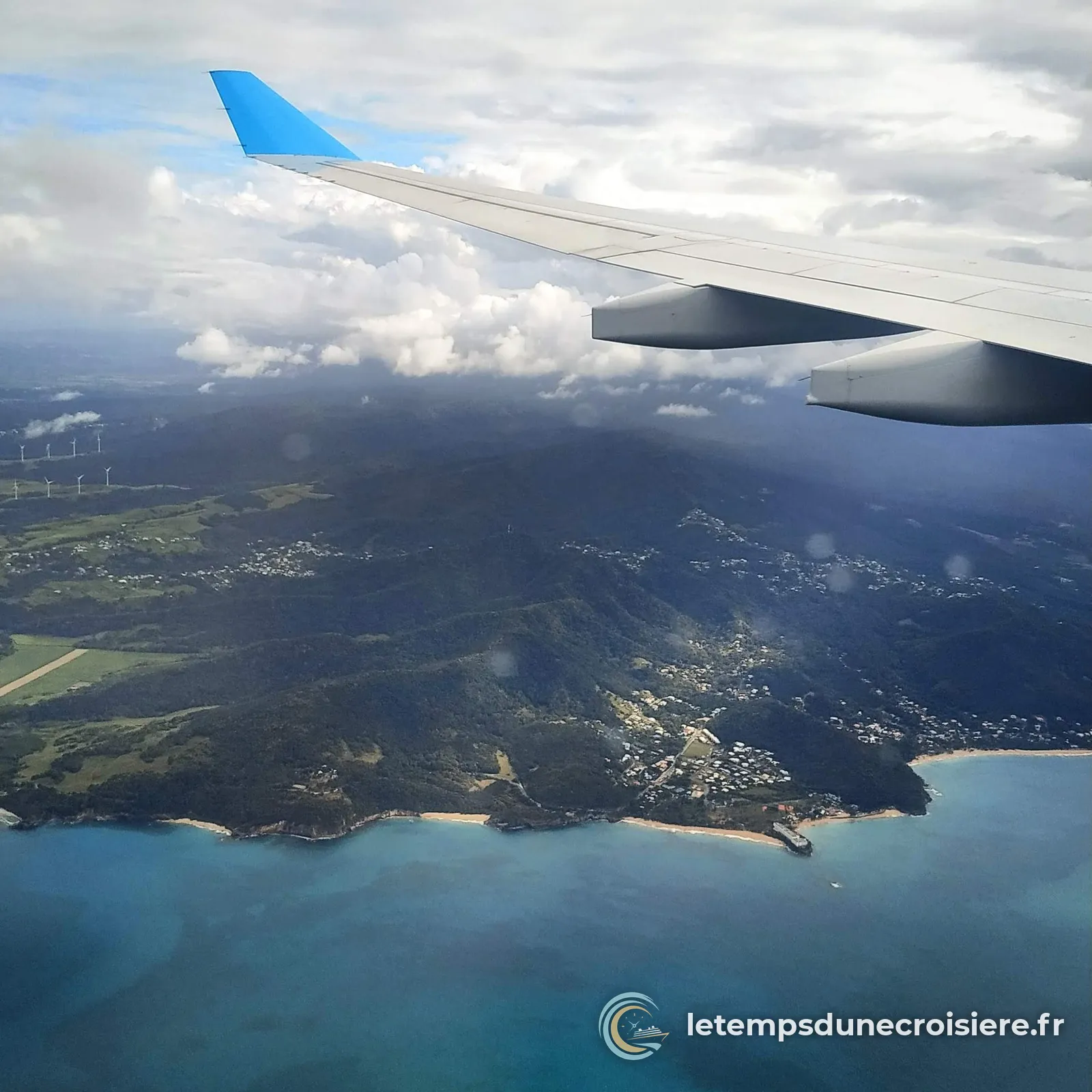 La côte de la Guadeloupe vue du hublot, sous l'aile de l'avion