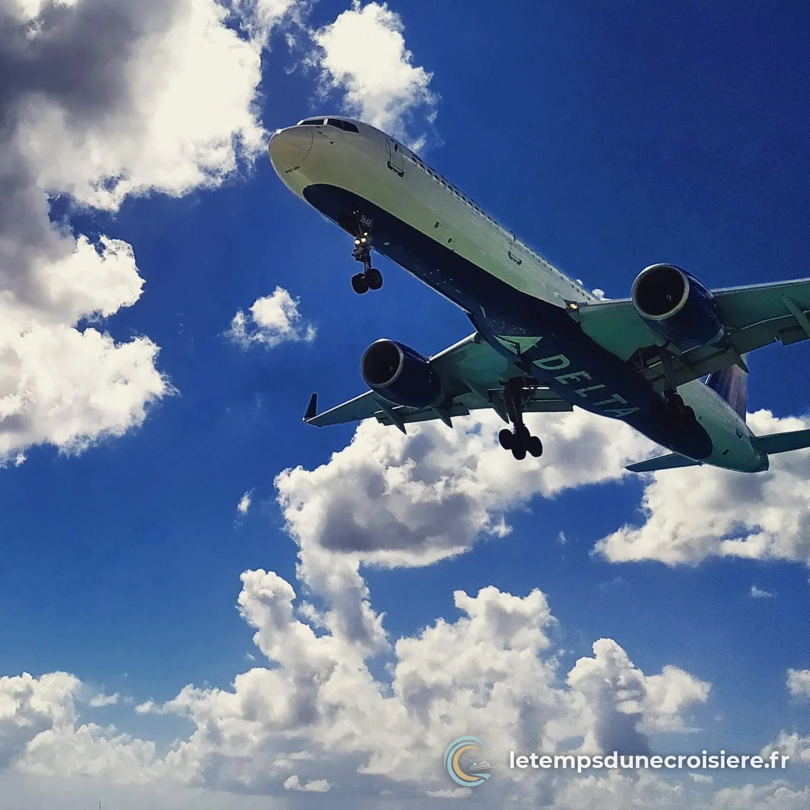 Un avion de ligne en approche, juste au-dessus de Maho Beach