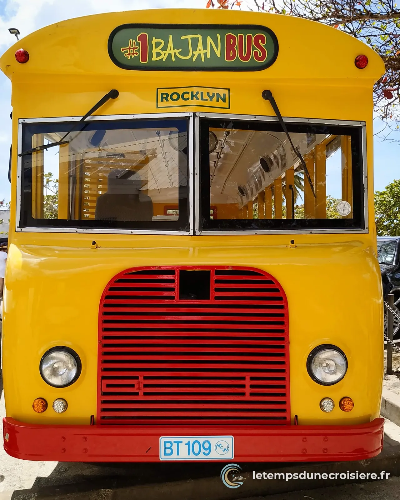 Un bus jaune et rouge Bajan Bus, à la Barbade