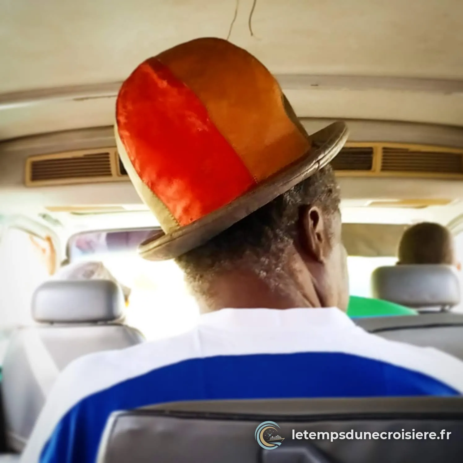 Le chauffeur au chapeau orange de notre bus local à Antigua
