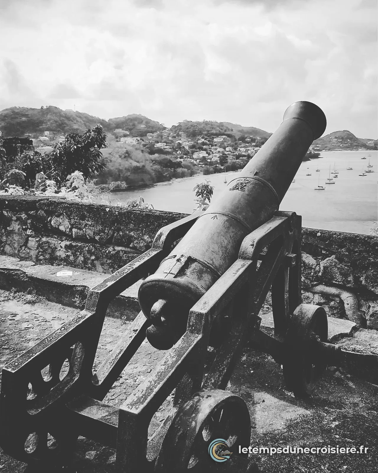 Un vieux canon de Fort George dominant la baie de Saint-George's