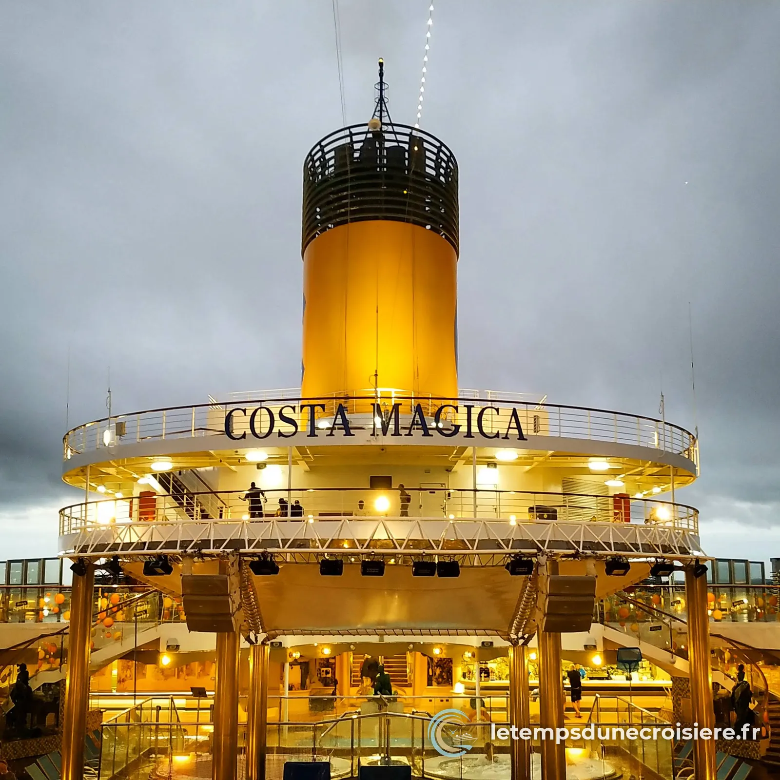 La cheminée jaune du Costa Magica, illuminée