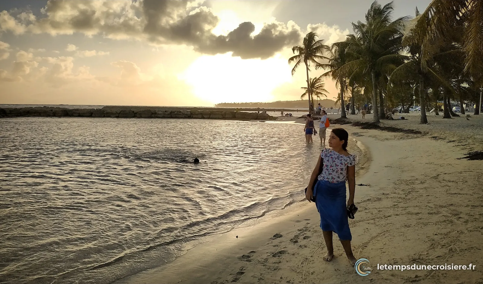 Coucher de soleil sur la plage de Sainte-Anne, en Guadeloupe