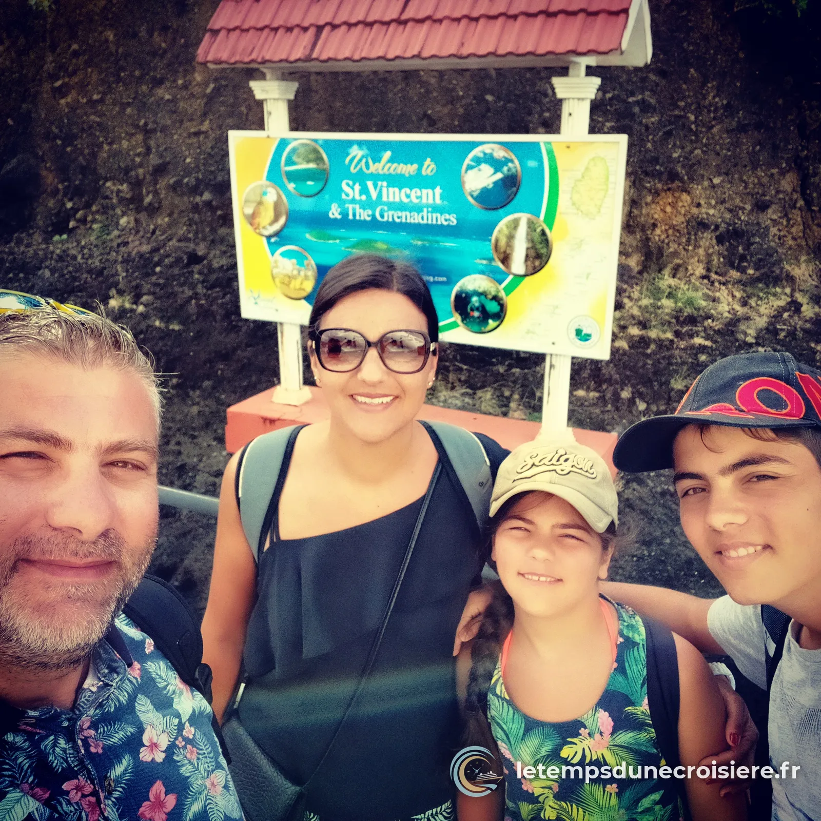 Selfie de la famille devant le panneau Welcome to St Vincent and the Grenadines