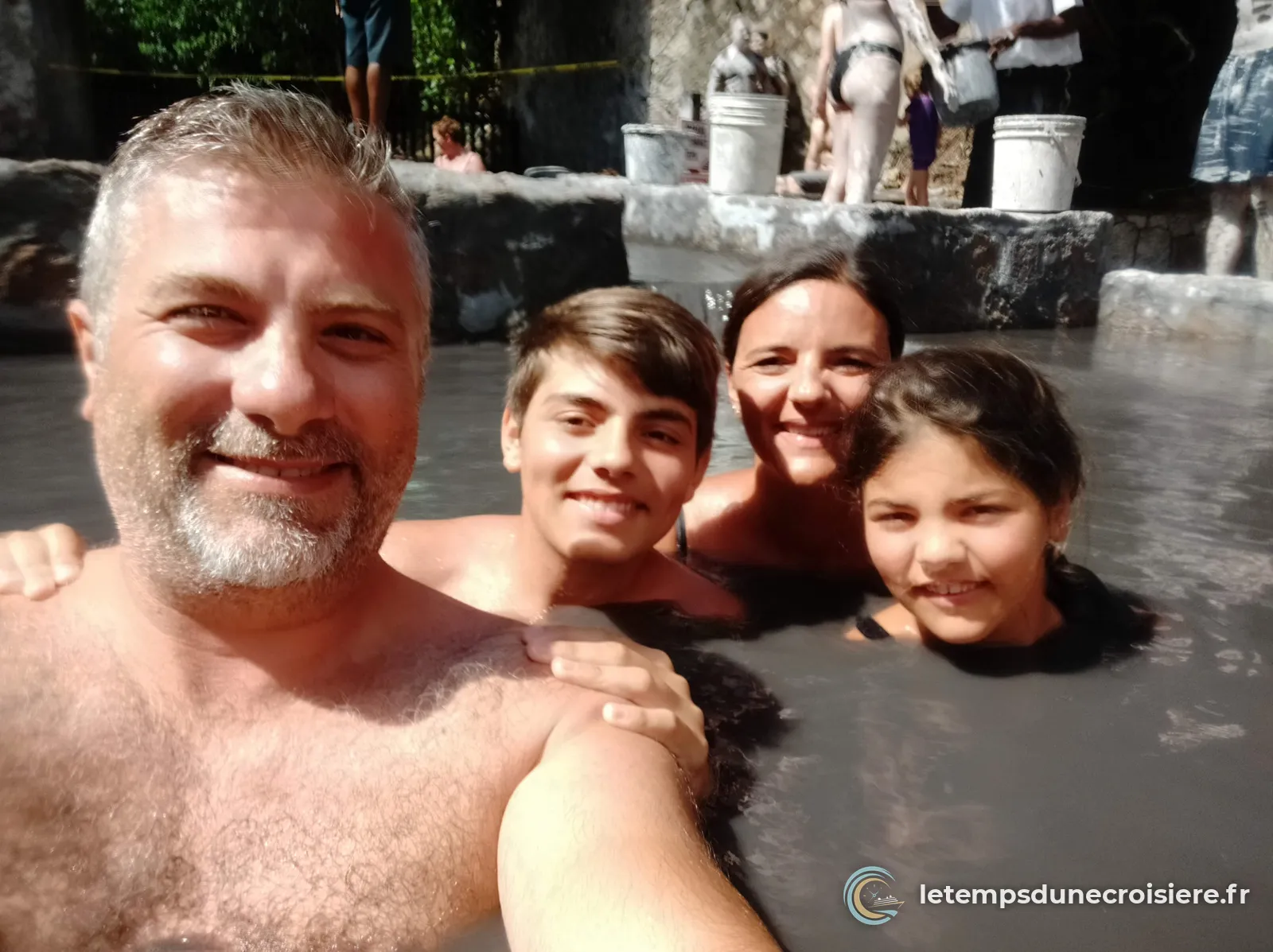 Selfie de la famille dans un bain de boue volcanique, près de Soufrière