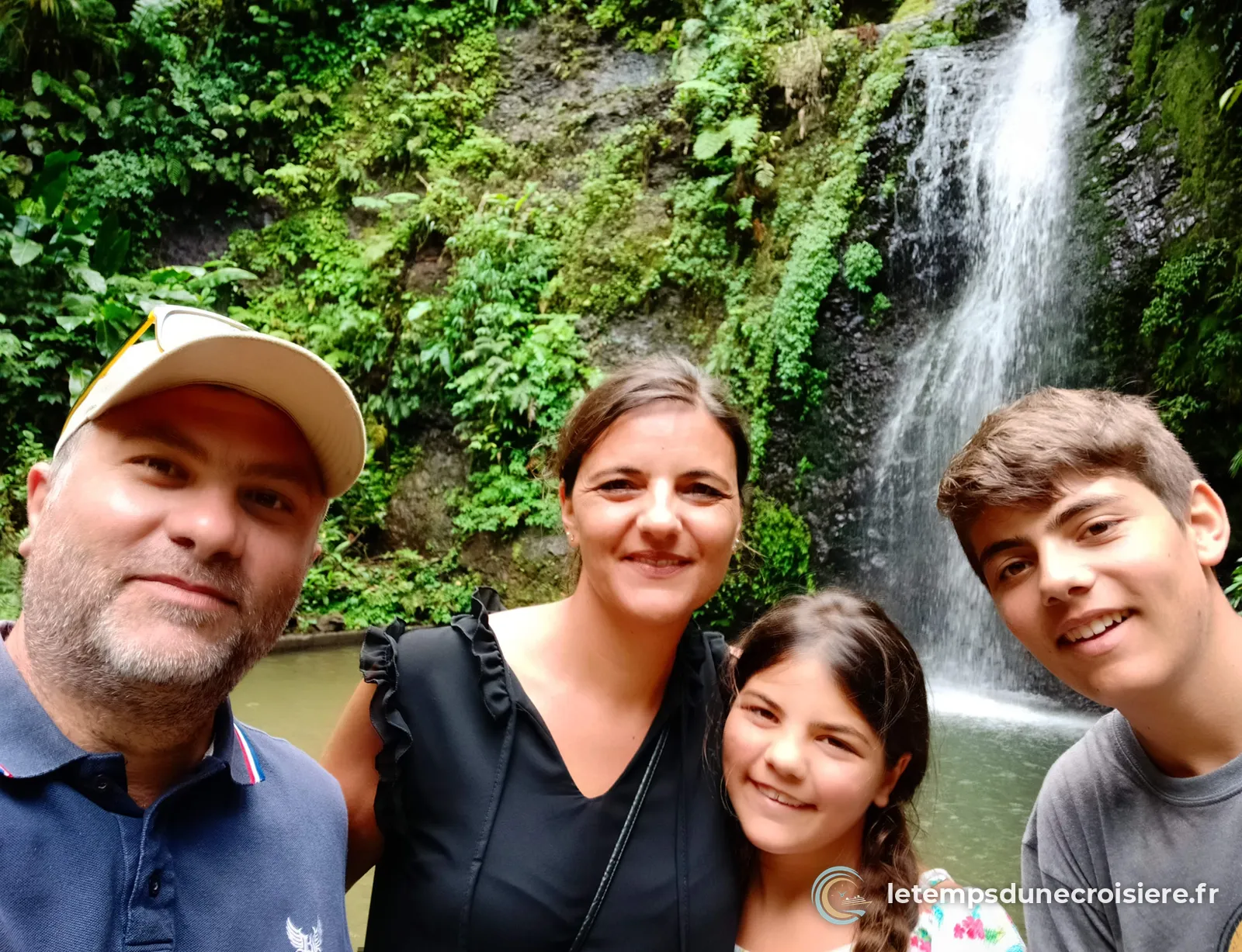 Selfie de la famille devant une cascade, en Martinique