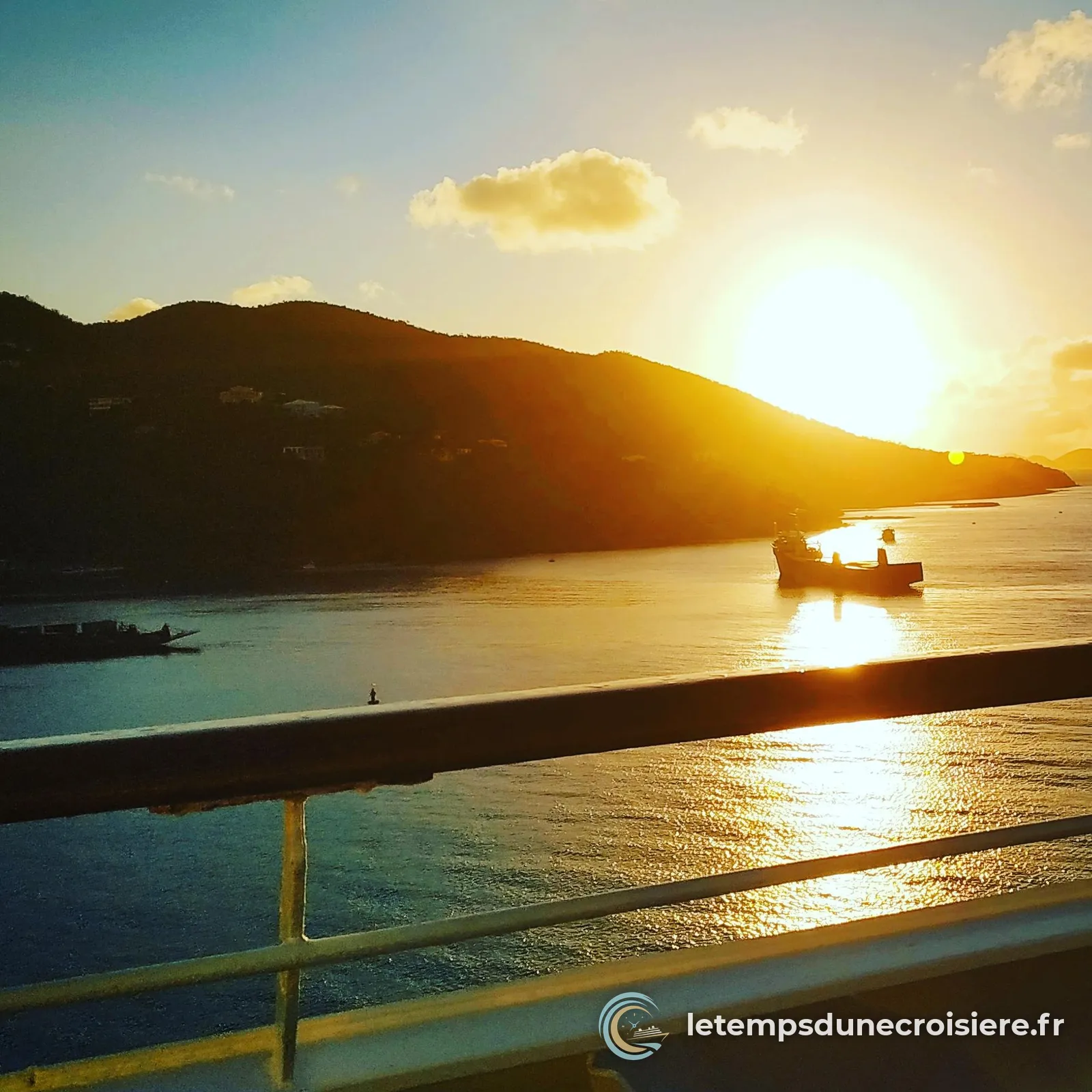 Lever de soleil sur les collines de Tortola, depuis le bastingage
