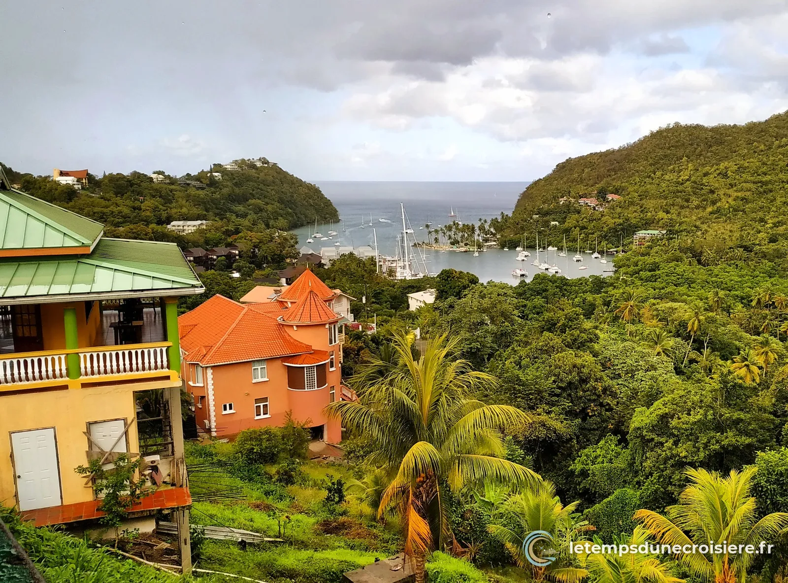 Vue plongeante sur Marigot Bay et ses voiliers, à Sainte-Lucie