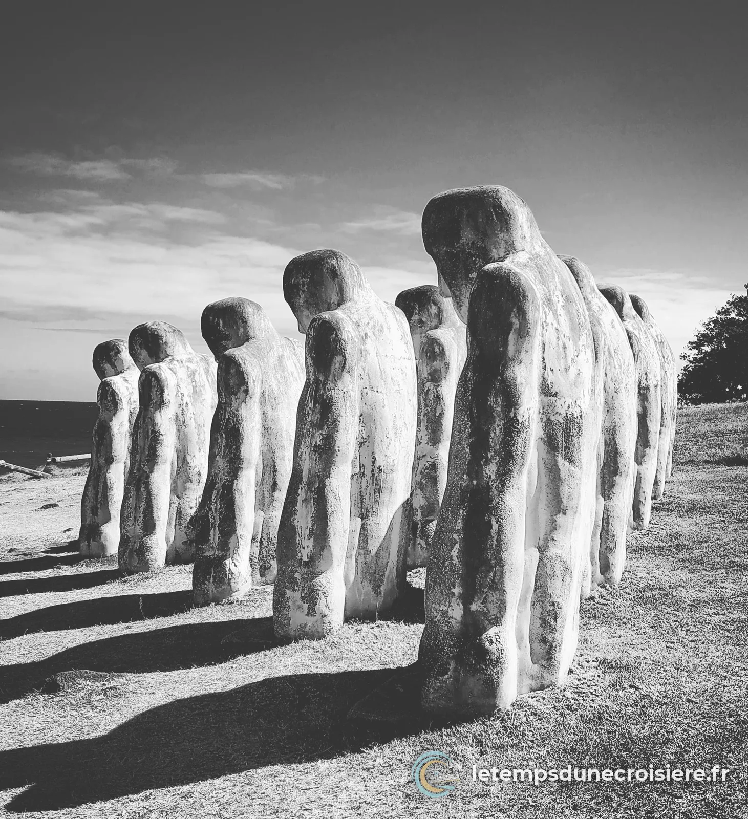Les statues du mémorial de l'Anse Cafard, au Diamant, en noir et blanc