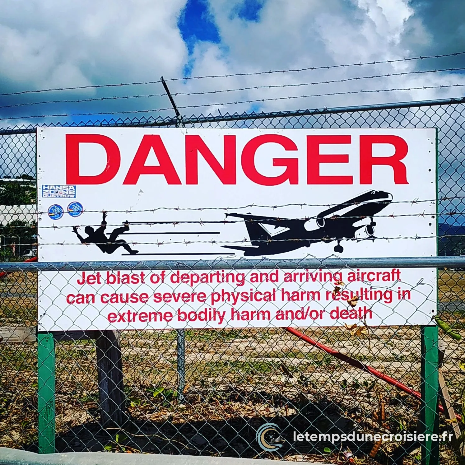 Panneau Danger avertissant du souffle des réacteurs à Maho Beach