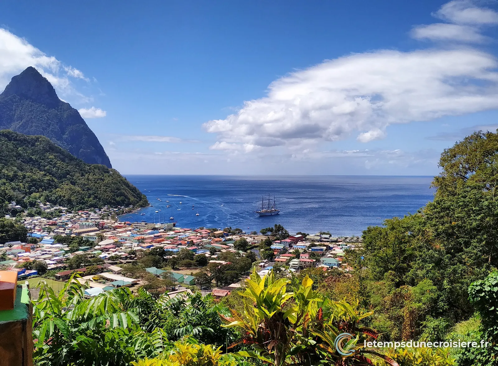 Le Petit Piton et la baie de Soufrière, à Sainte-Lucie