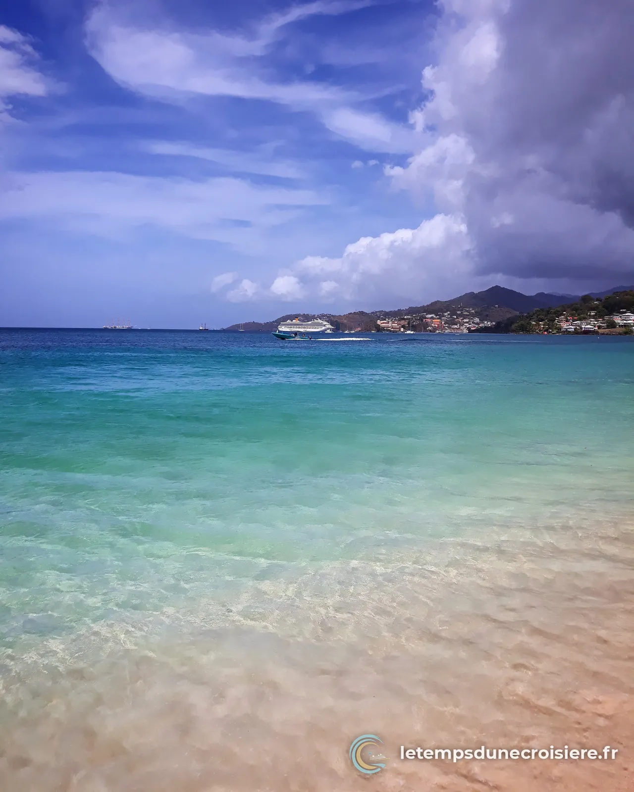 Eau turquoise de Carlisle Bay, avec un paquebot au loin