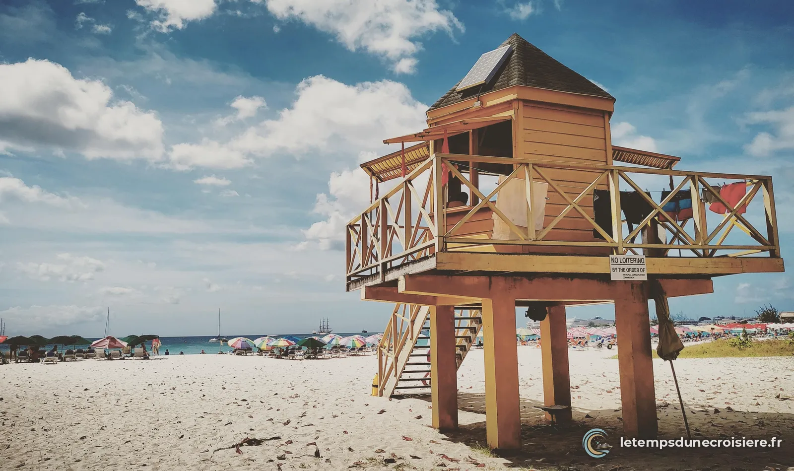 Le poste des sauveteurs sur pilotis, sur la plage de Carlisle Bay