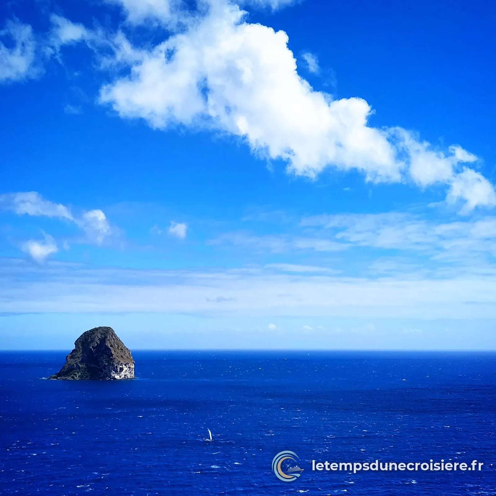 Le rocher du Diamant au milieu de la mer bleue