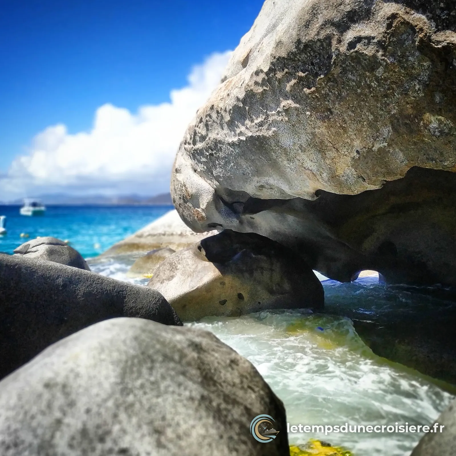 Énormes rochers de granit et eau turquoise à The Baths, Virgin Gorda