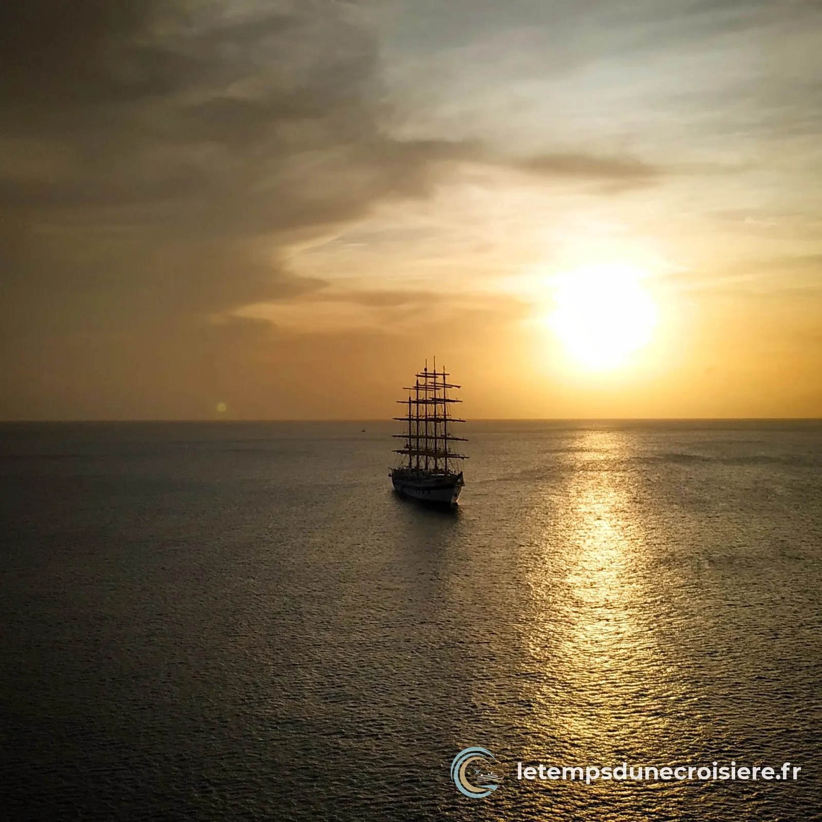 Un trois-mâts sur la mer au coucher du soleil
