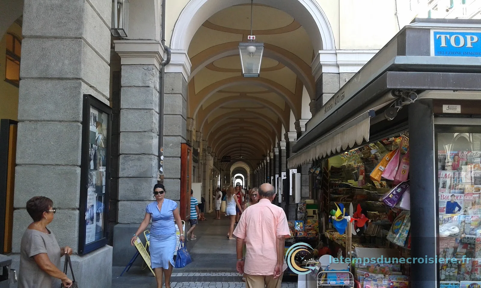 Les arcades de Savone avec leurs boutiques et leurs passants