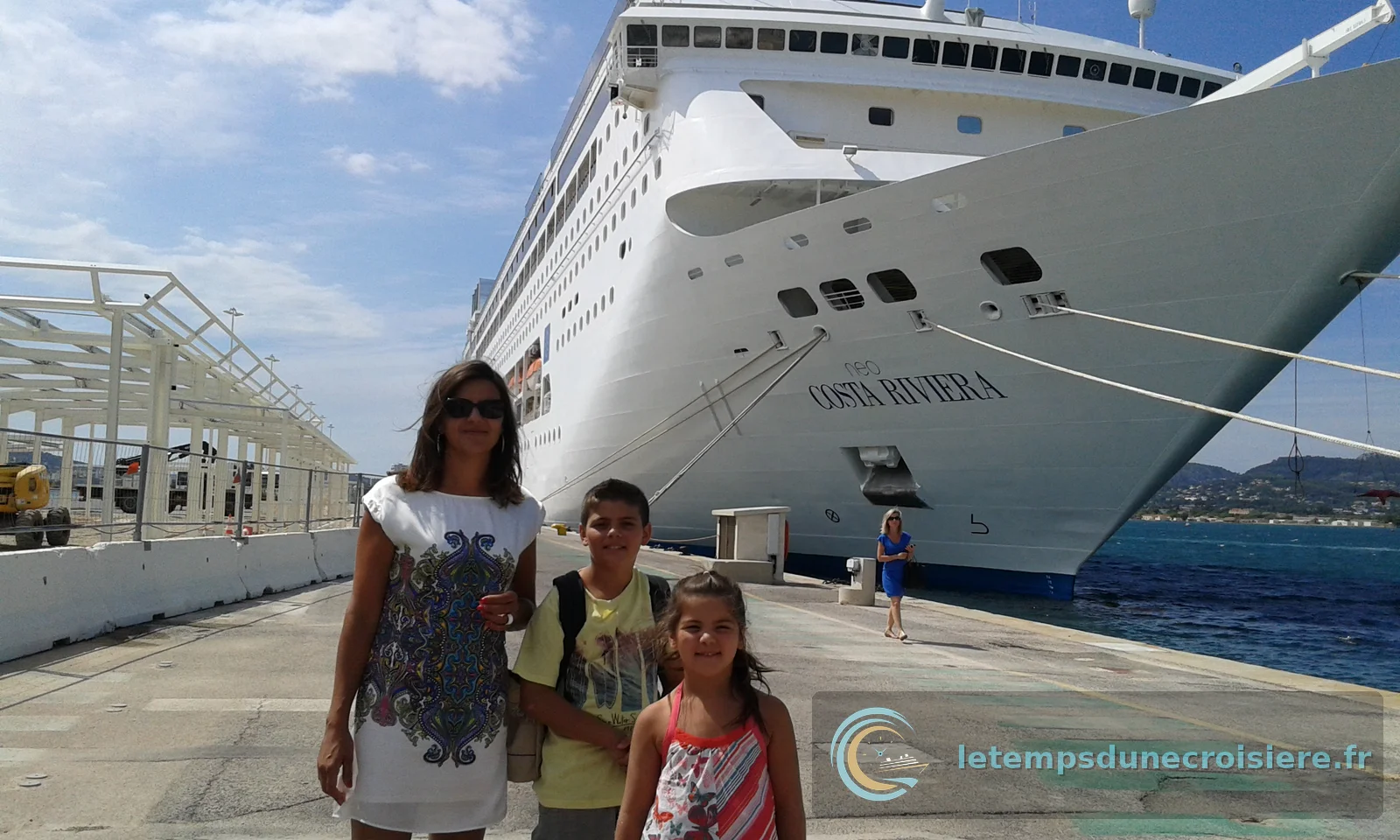 La famille devant la proue du Costa Riviera