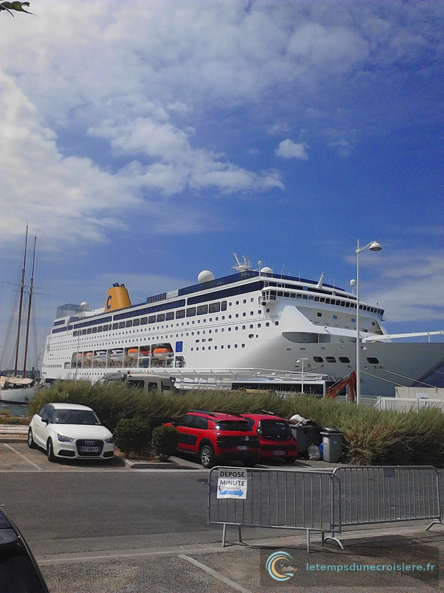 Le Costa neoRiviera à quai au port de La Seyne-sur-Mer