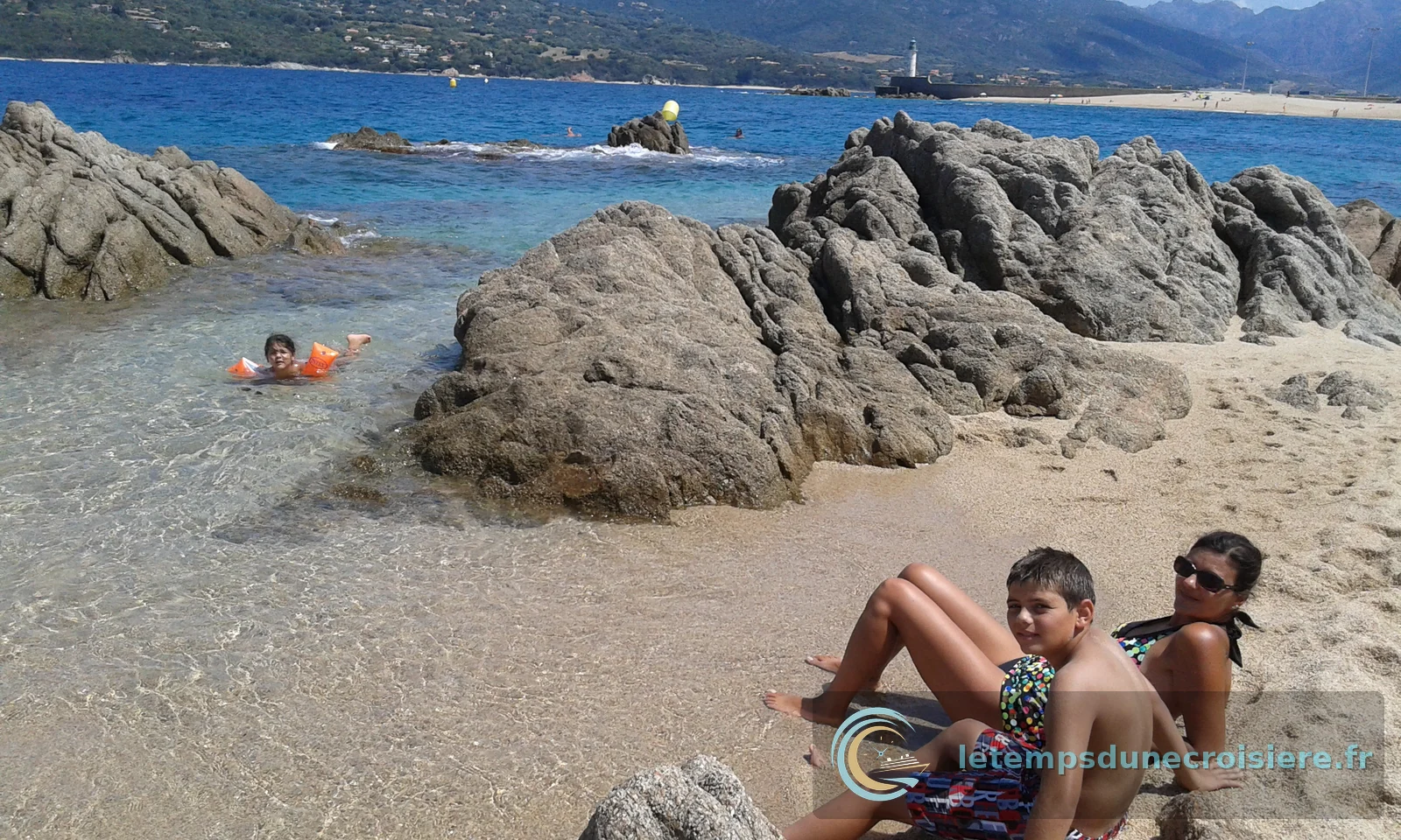 Plage de Corse près de Propriano avec ses rochers et son eau turquoise