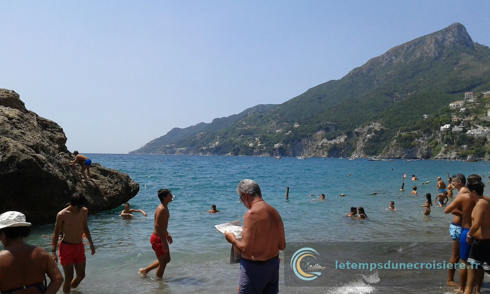 Plage de la côte amalfitaine avec les montagnes en arrière-plan