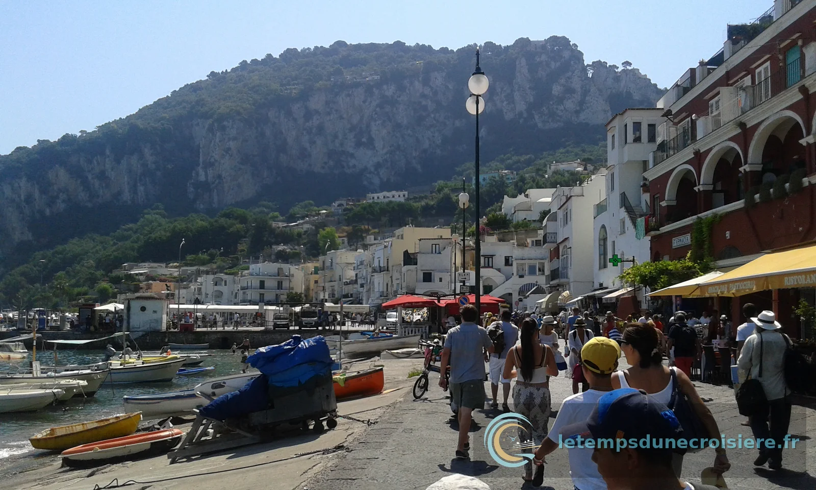 Le port de Capri à l'arrivée, avec les hauteurs de l'île