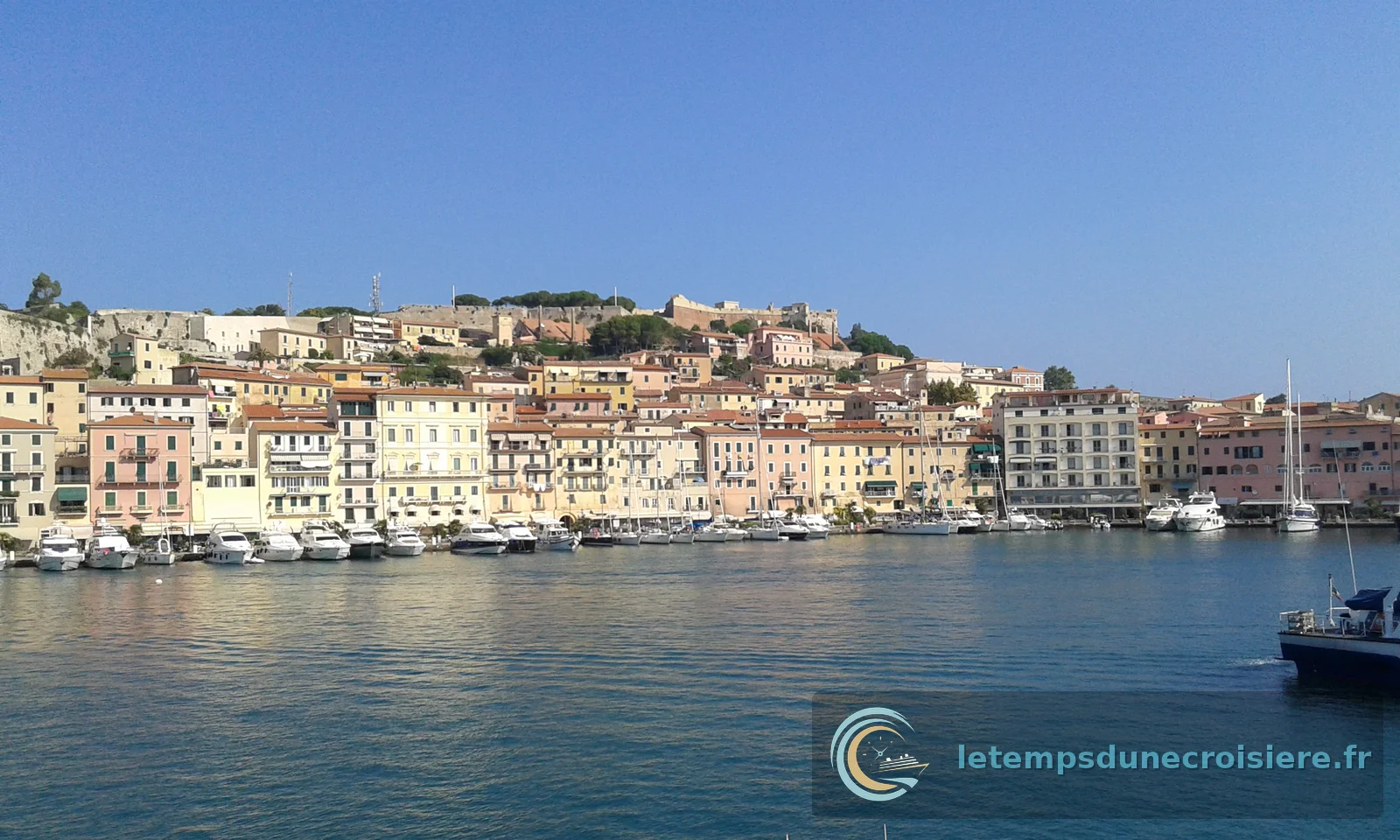 Le port coloré de Portoferraio sur l'Île d'Elbe