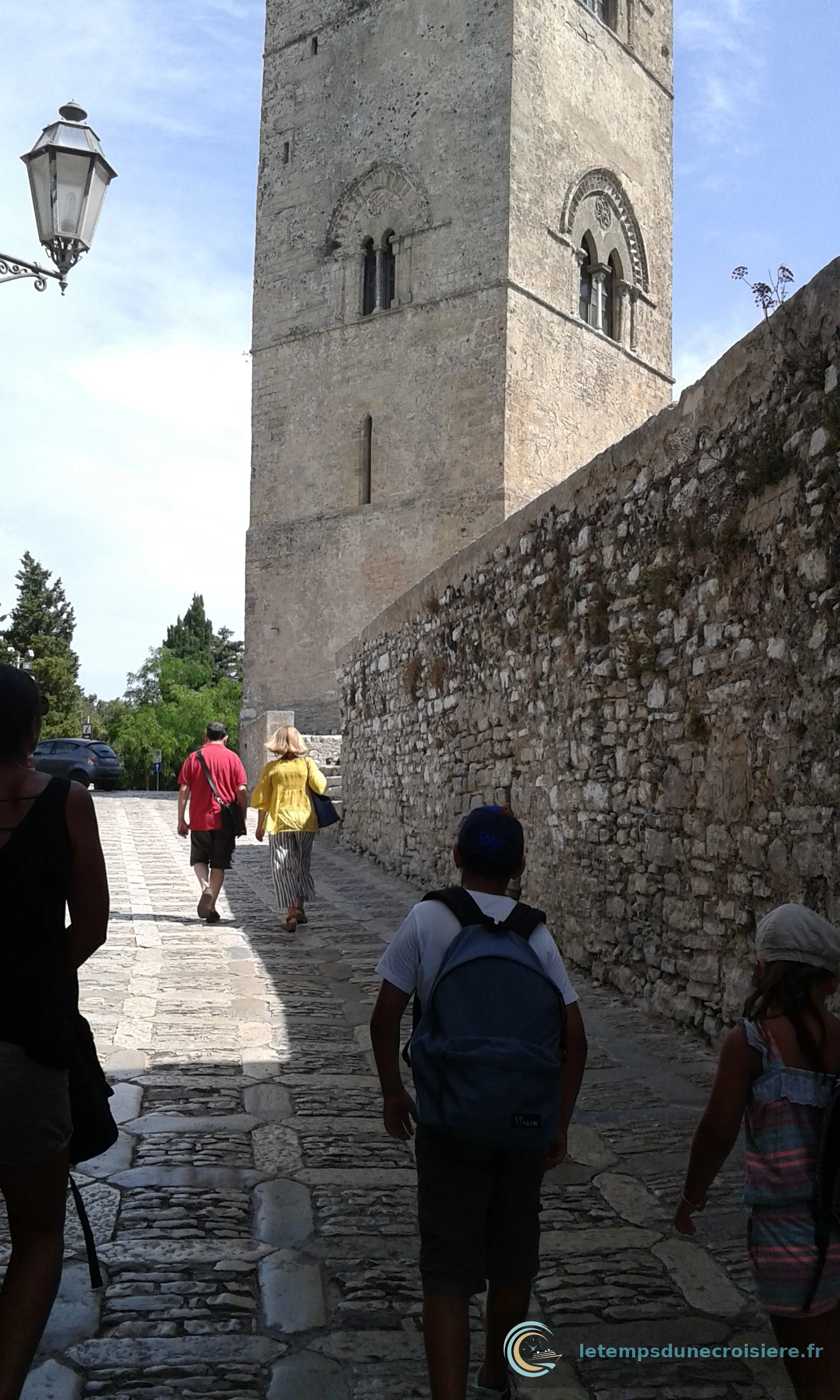 Les ruelles médiévales d'Erice avec la tour en arrière-plan