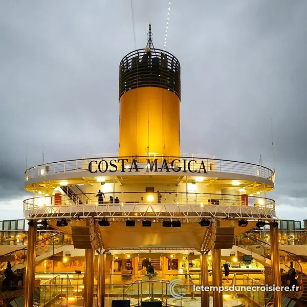 La cheminée jaune du Costa Magica, illuminée au crépuscule
