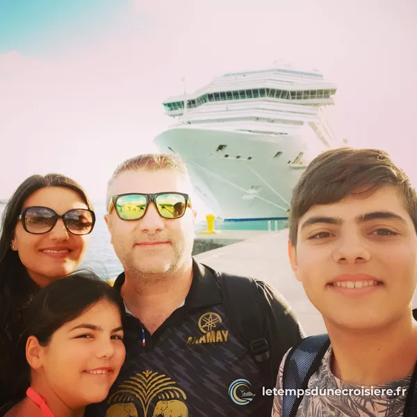 Selfie de famille sur le quai, devant le paquebot
