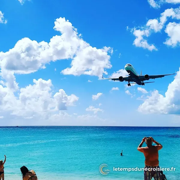 Un avion de ligne passe en rase-mottes au-dessus de Maho Beach, à Saint-Martin