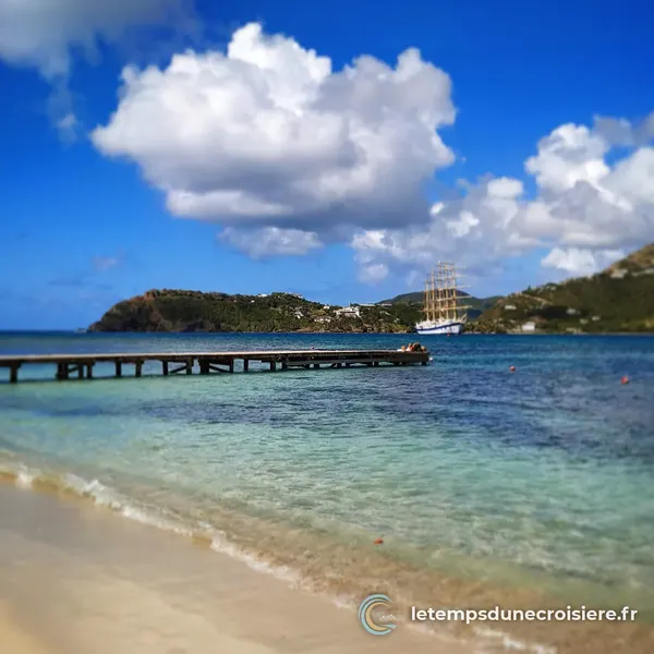 Plage, ponton et trois-mâts au mouillage