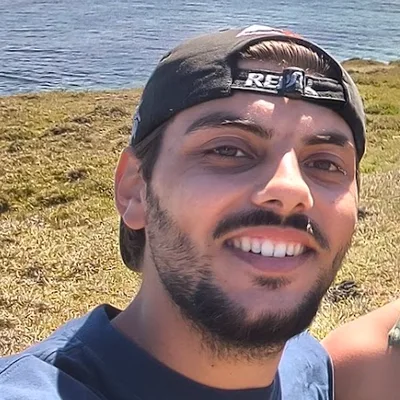 Portrait de Loris, qui a conçu le front du site